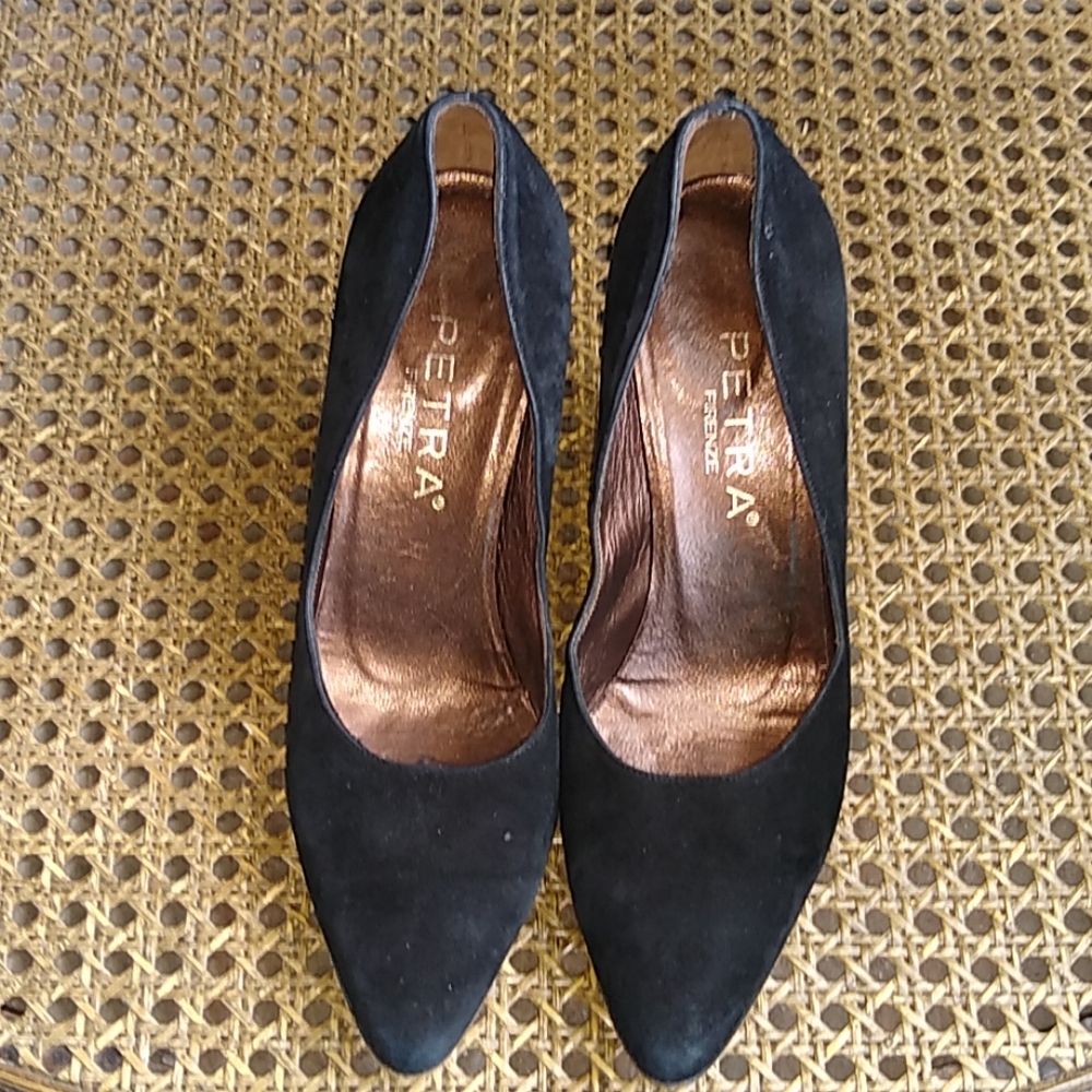 Petra Firenze Suede Pumps Black, Size 6